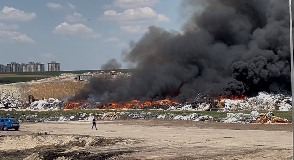 Geri dönüşüm tesisinde büyük yangın