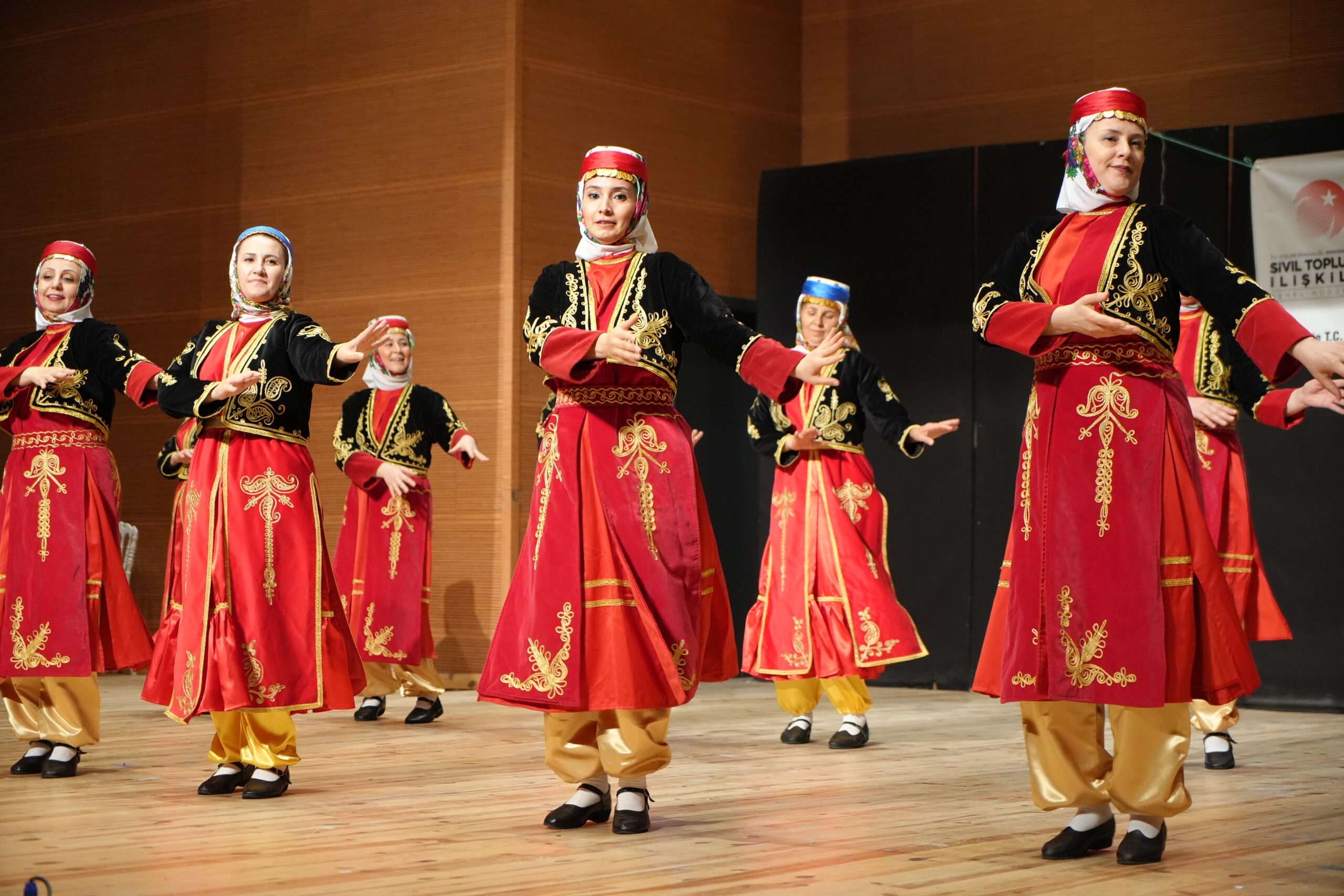 Balkan’dan Anadolu’ya halk dansları şöleni