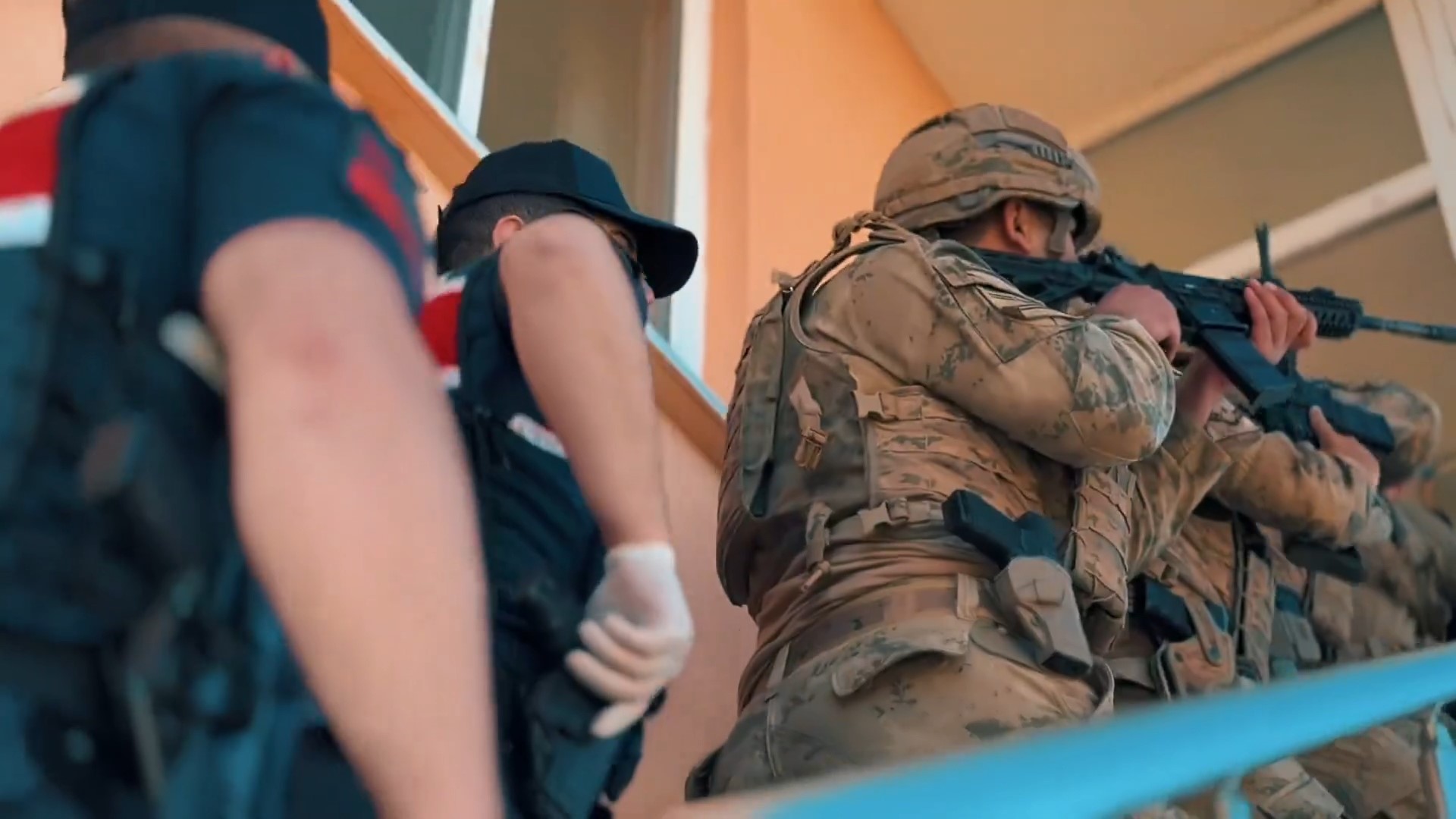 Tefeci çetesine film sahnesi gibi operasyon!