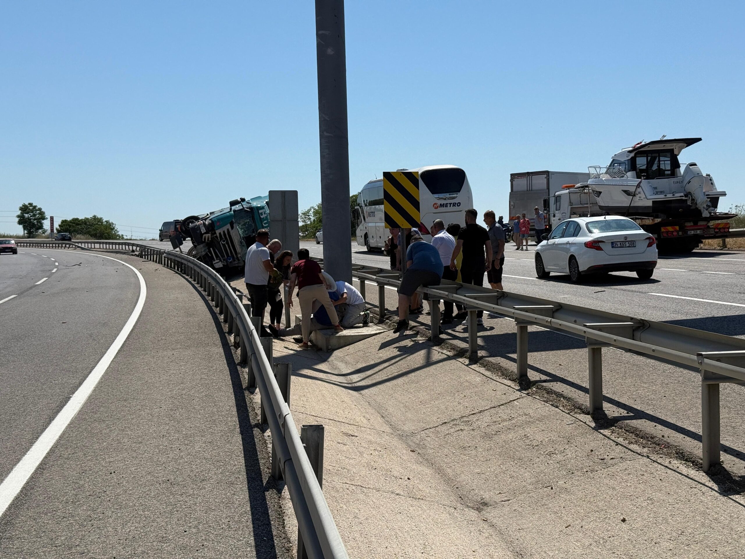 Devrilen tırın sürücüsü refüje fırladı