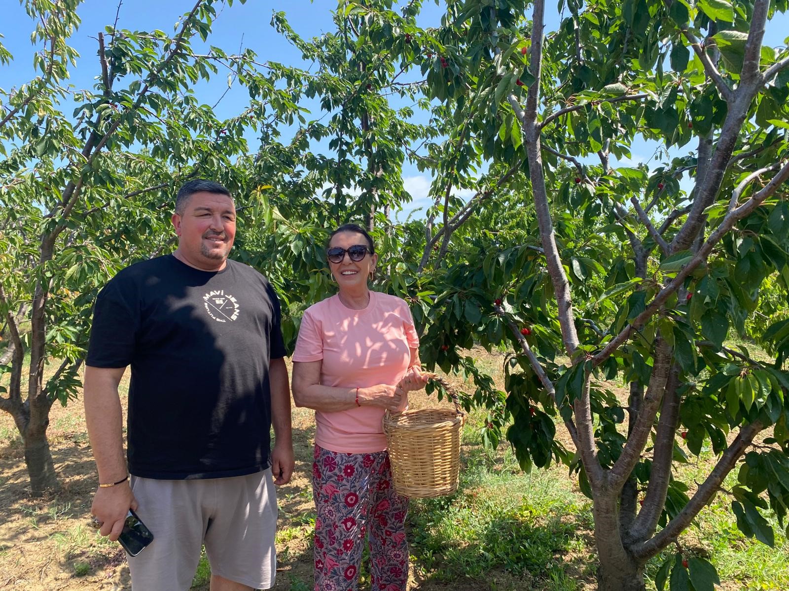 Sinema yıldızı Perihan Savaş, Şarköy’de kiraz topladı