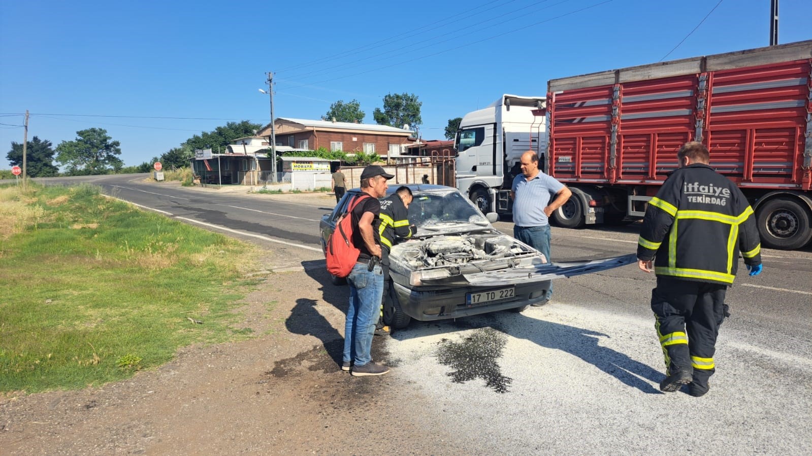 Park halindeki araç alev alev yandı