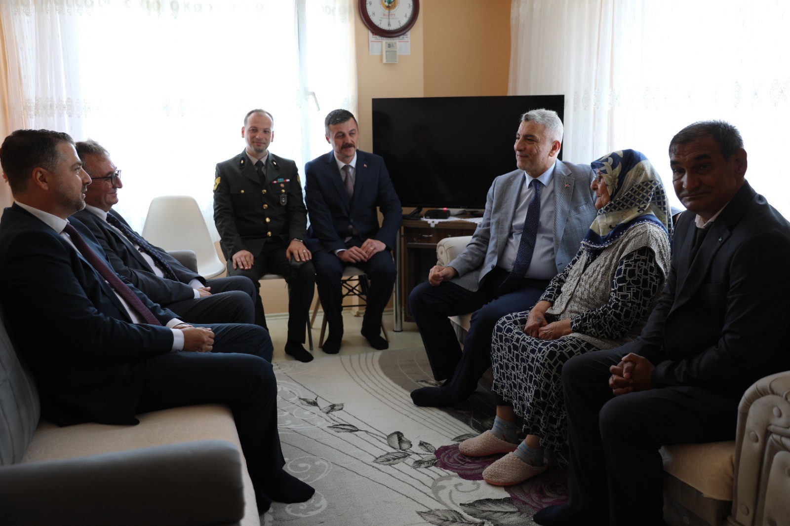 Ticaret Bakanı Bolat, şehit ailelerini ziyaret etti