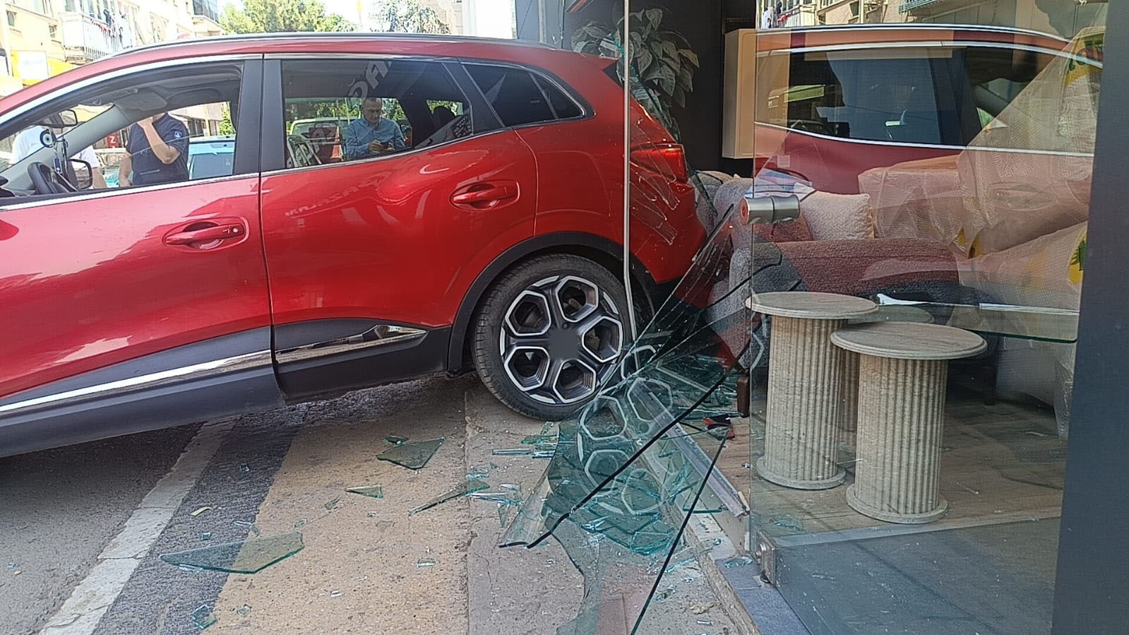 Otomobil geri geri giderek mağazaya daldı