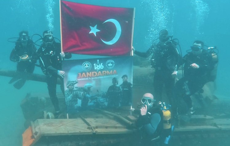 Jandarmadan su altında yıldönümü kutlaması