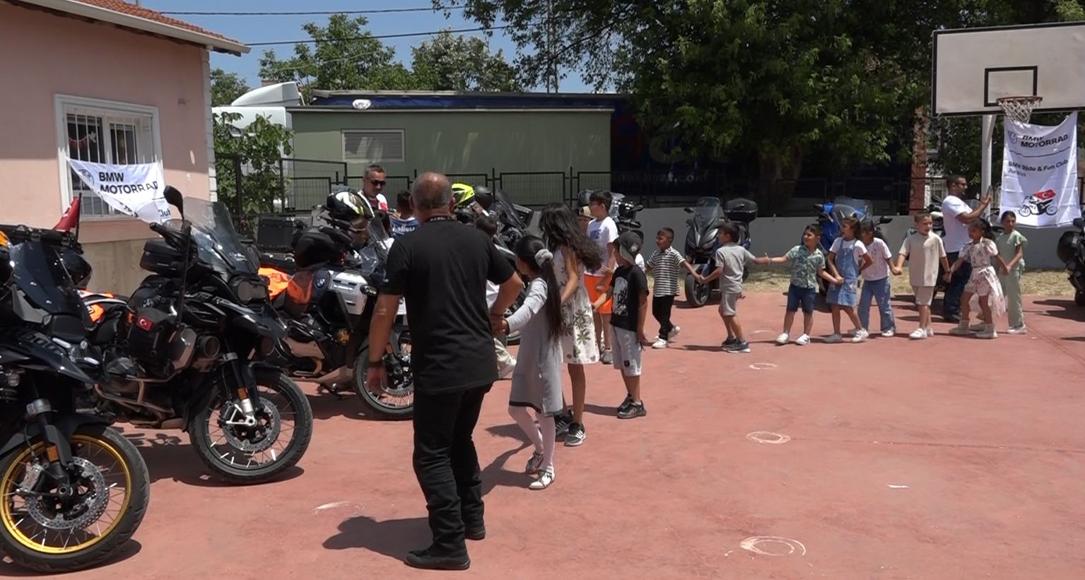 Motosikletlerle iyilik dağıtıyorlar