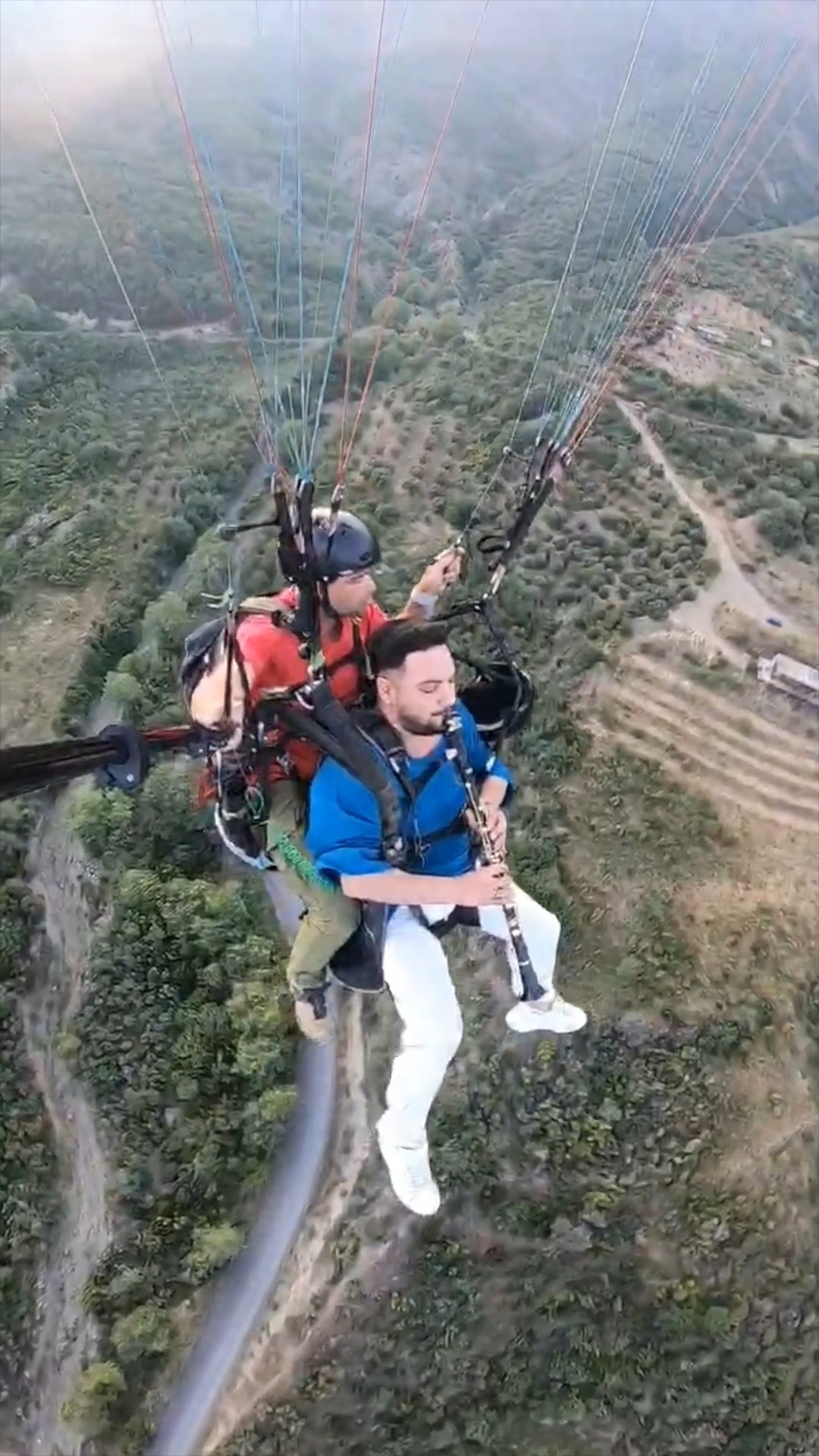 Paraşütte klarnet şovu!