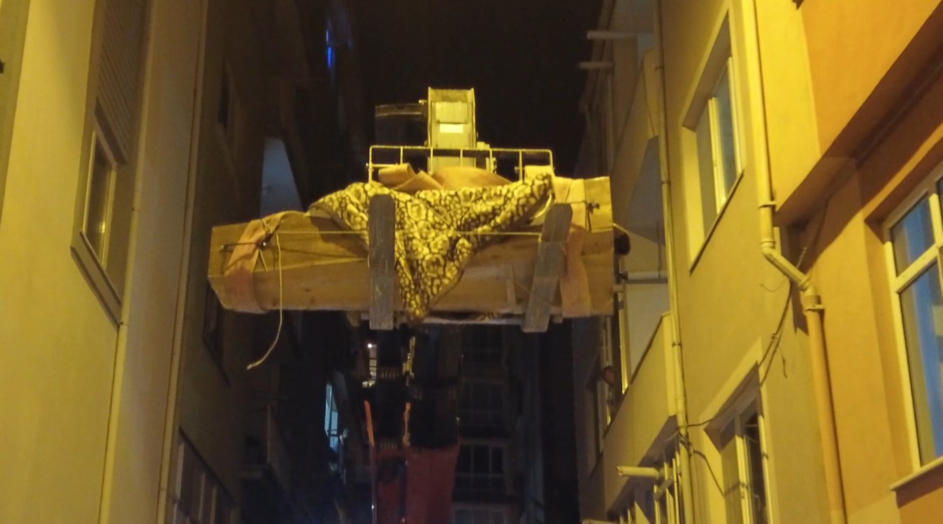 Cenazeyi vinçle taşıdılar!