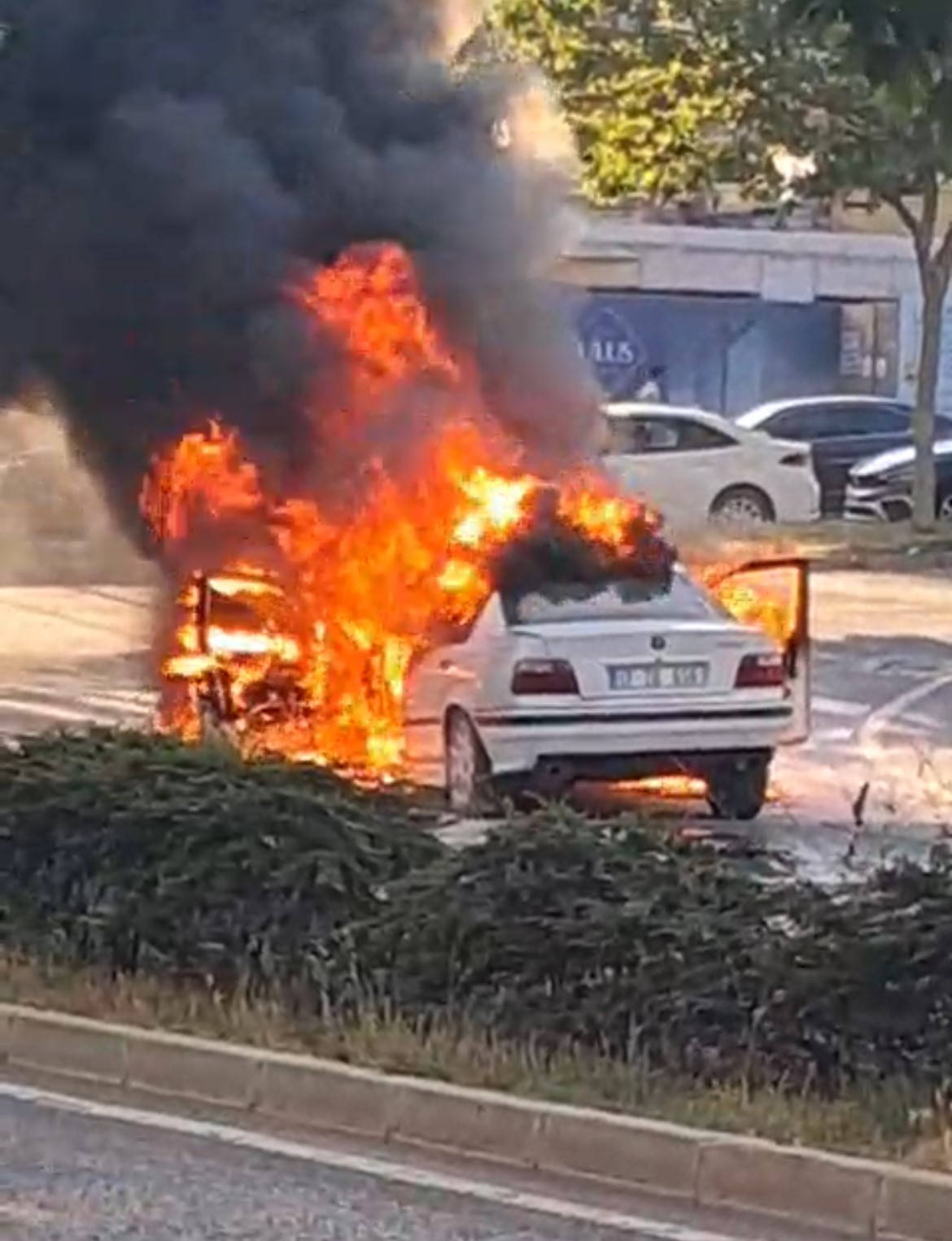 Alev topuna dönen araç korku yarattı