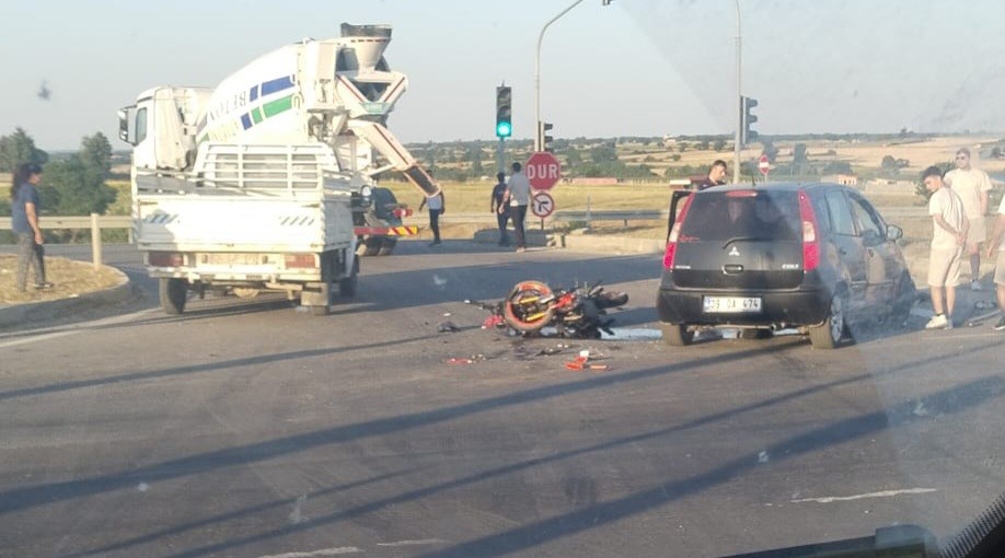 Motosiklet ile otomobil çarpıştı: 2 ağır yaralı