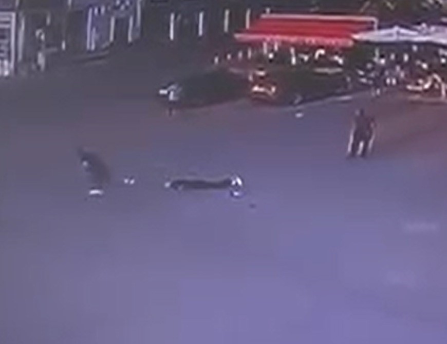 Eşini sokak ortasında defalarca bıçakladı