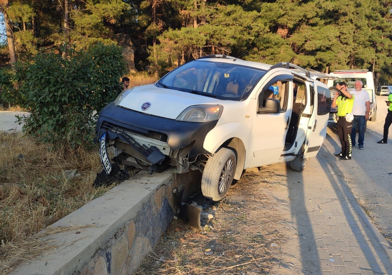 Drift yaparken duvara çarptı