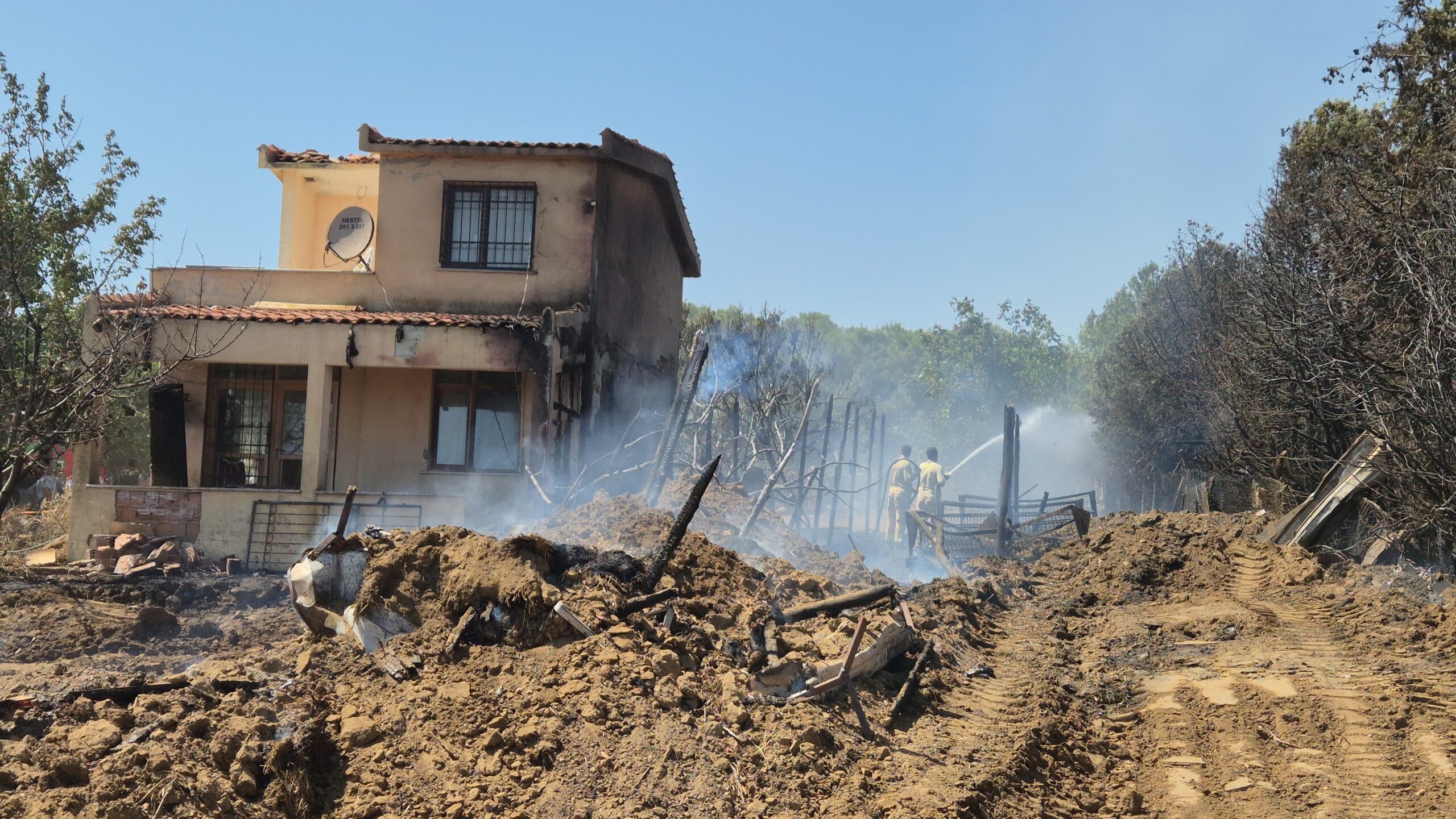 Süleymanpaşa’da yangın evlere sıçradı
