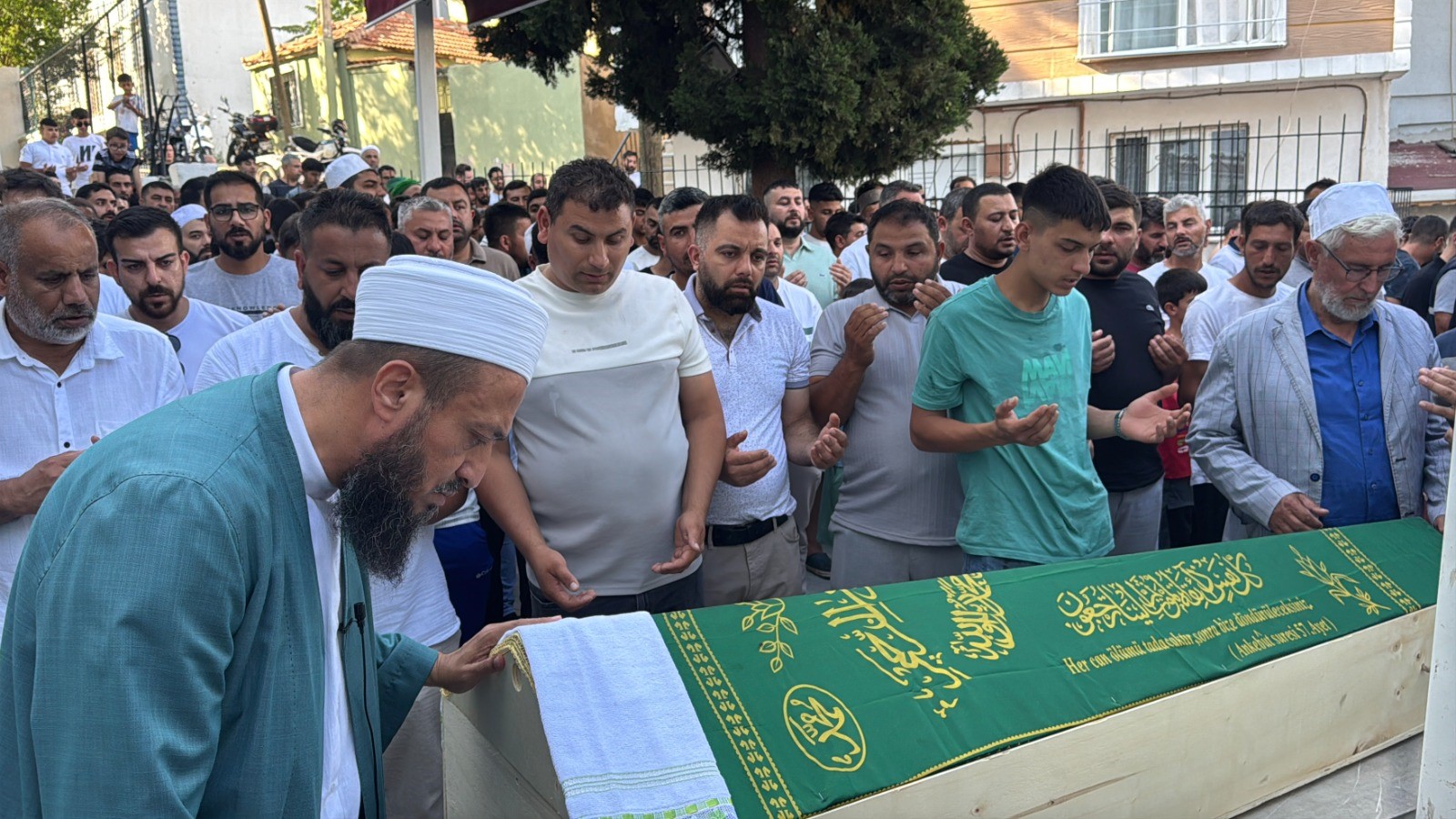 Silahla öldürülen çocuk toprağa verildi