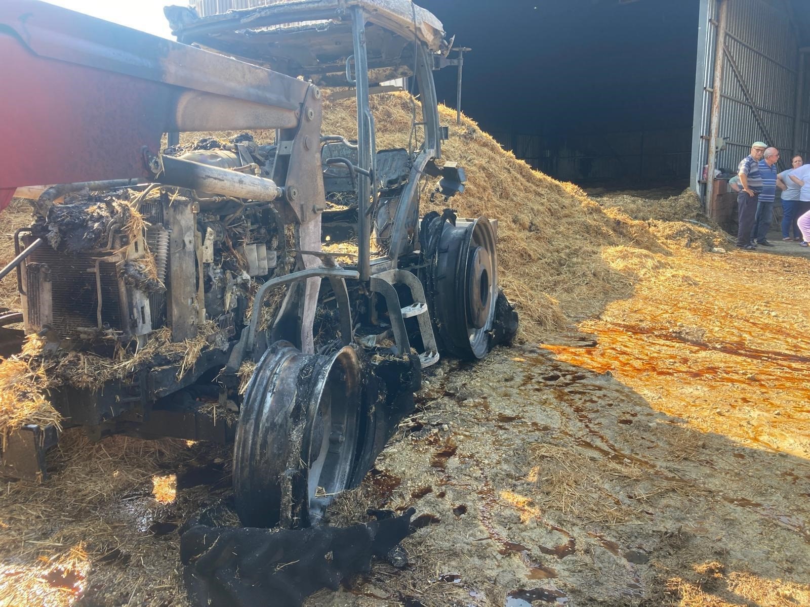 Traktör alev aldı
