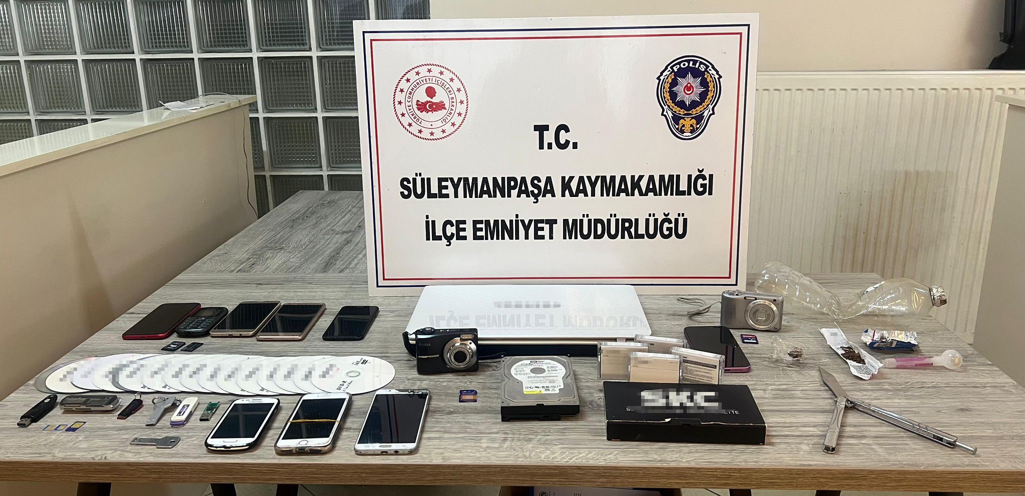 Evlerine davet edip gizlice görüntülerini çektiler