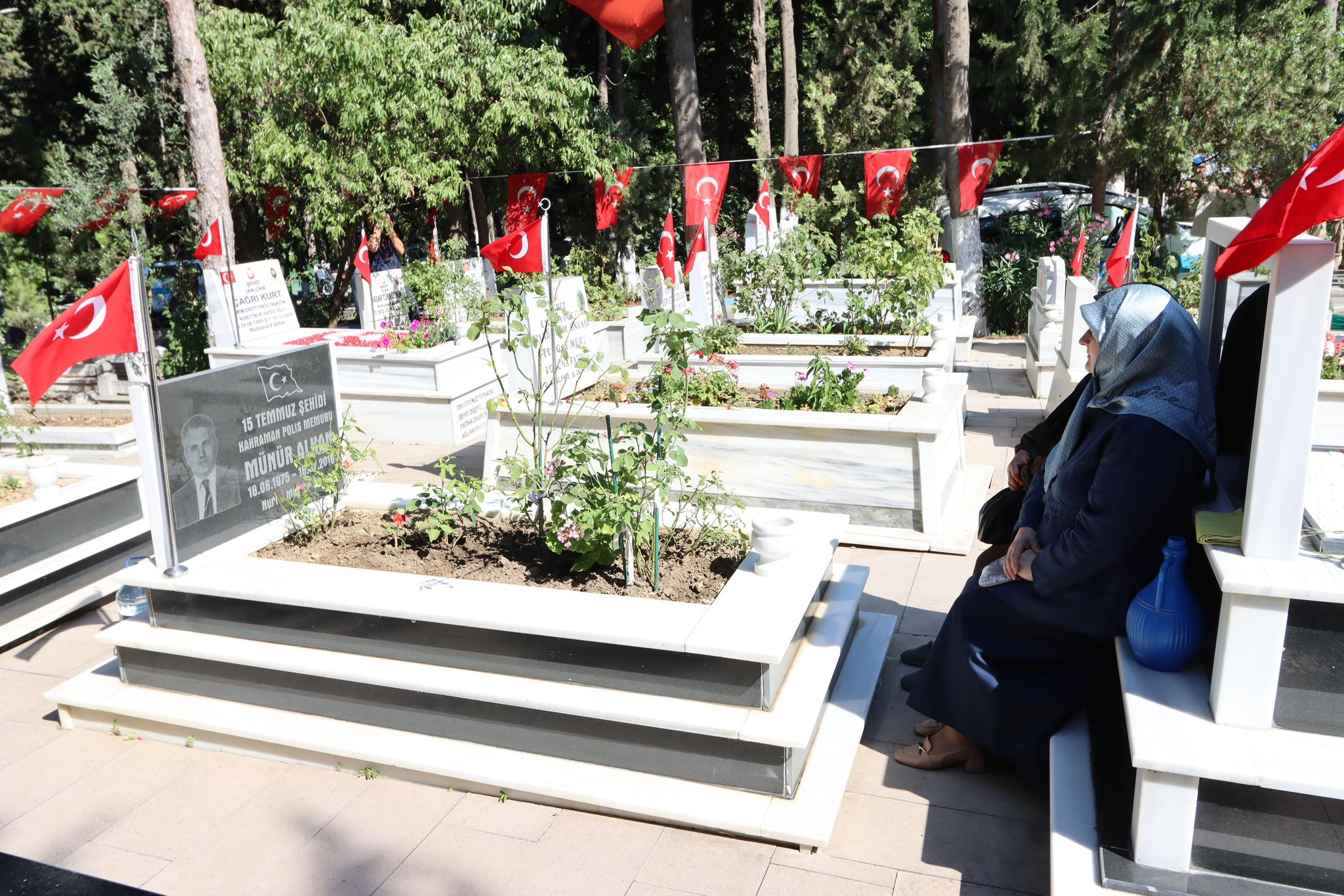 Şehitlik ziyaretinde duygulandıran anlar