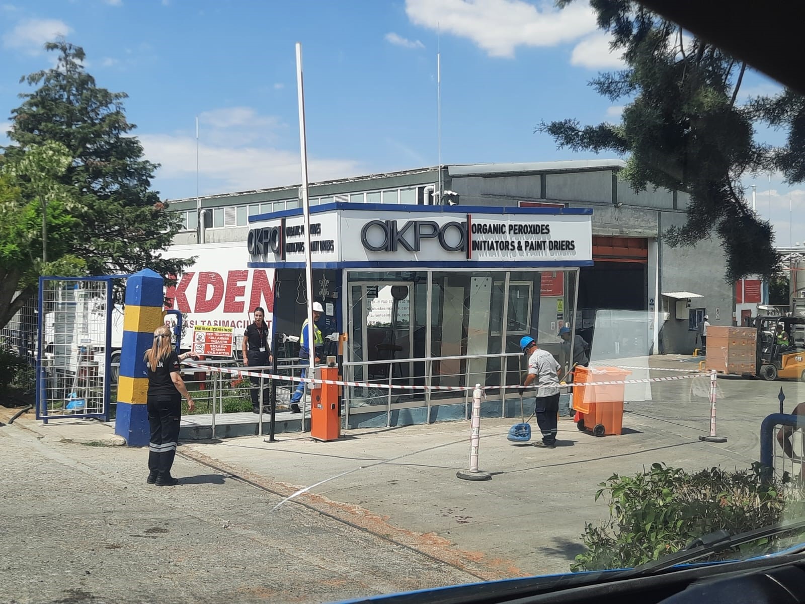 Kontrolden çıkan tır, güvenlik kulübesine daldı