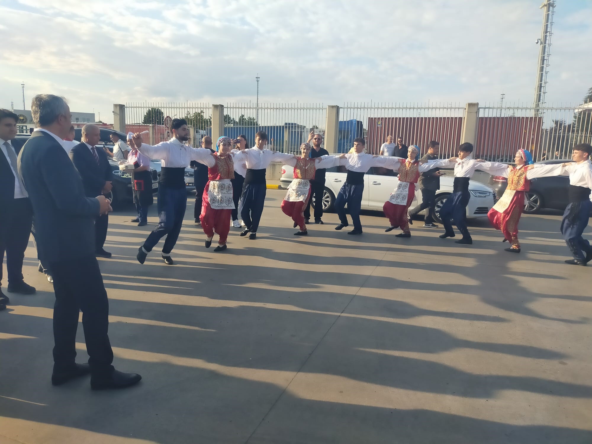 Tatile gelen gurbetçiler halaylarla karşılandı