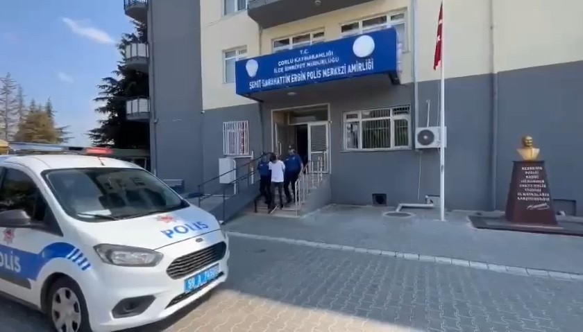 Polisin üzerine araç sürdü