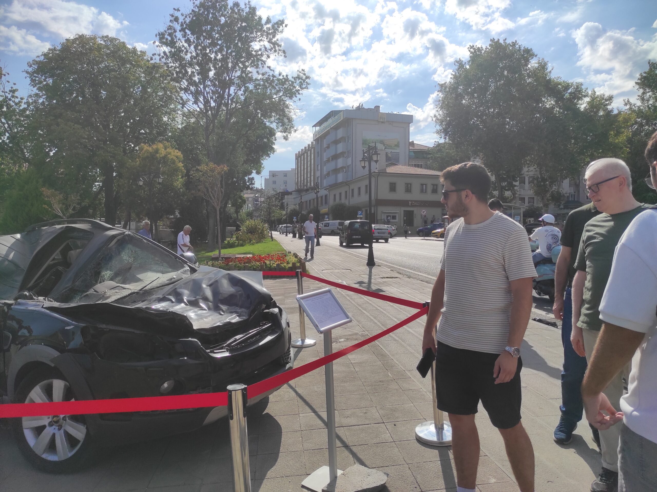 Darbecilerin tankla ezdiği otomobil sergileniyor