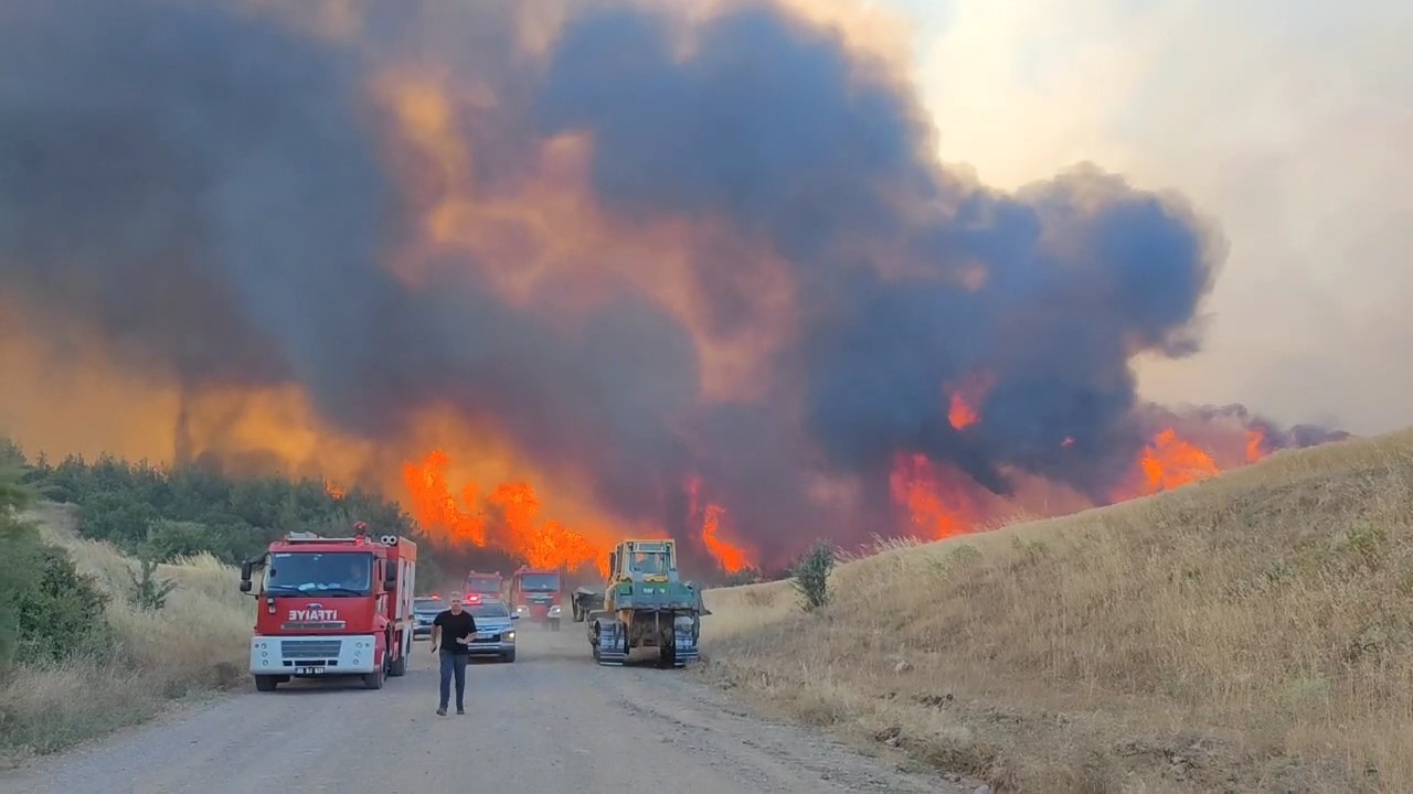 Yangın nedeniyle karayolu kapatıldı