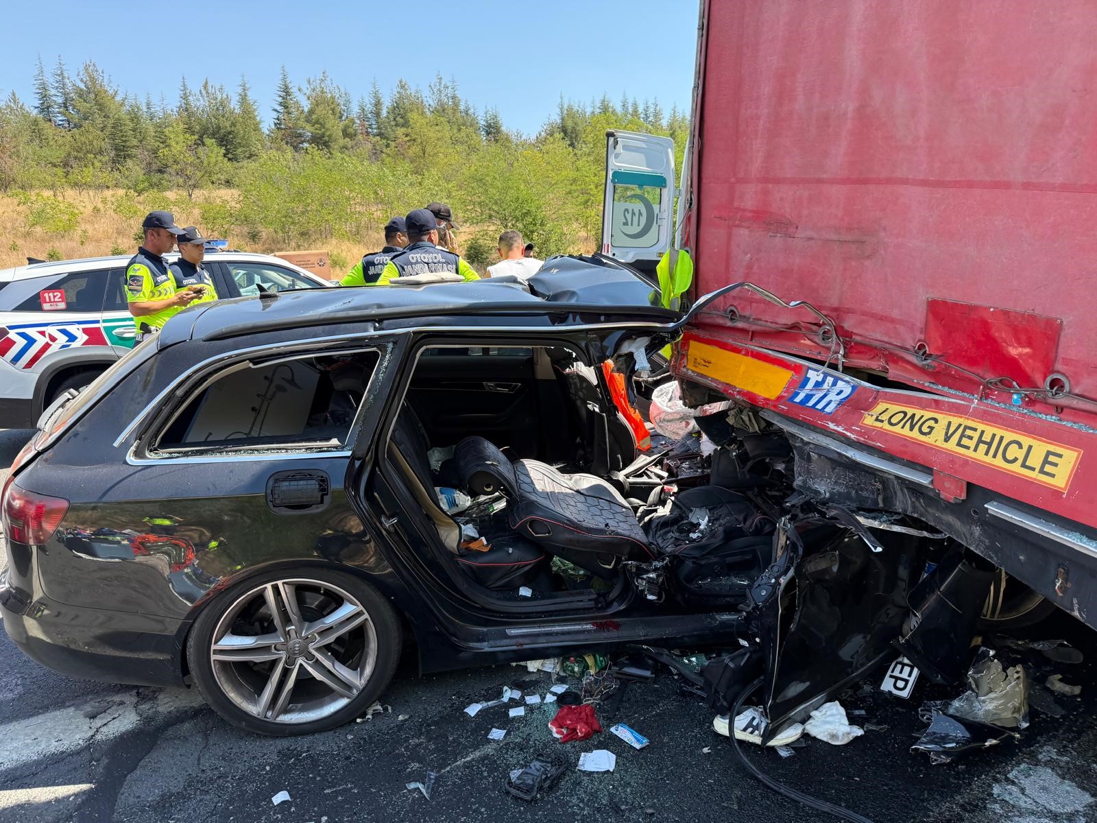 Otomobil tırın altına girdi: 2 yaralı