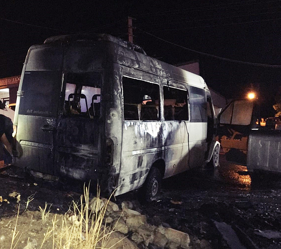 İki minibüs alev alev yandı: Kundaklama mı?