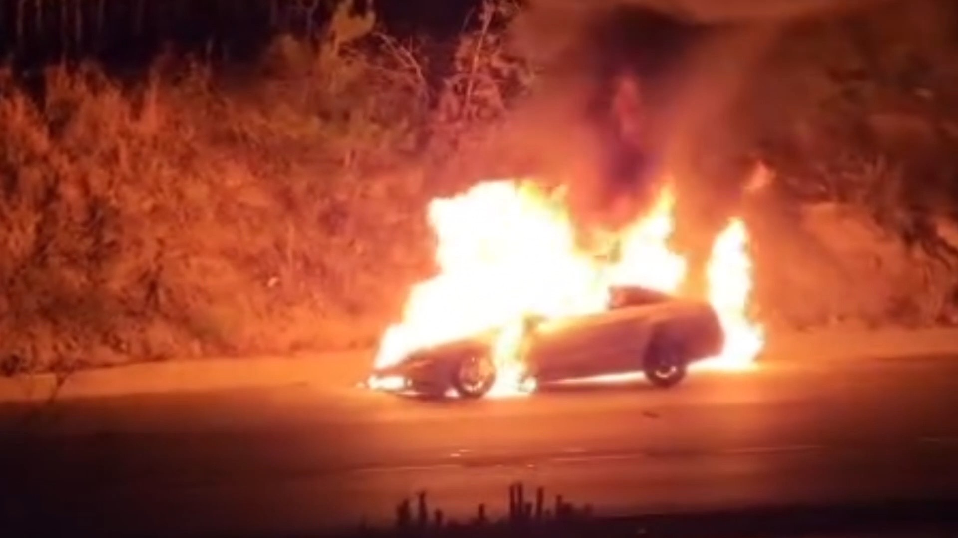 Seyir halindeki araç alev aldı