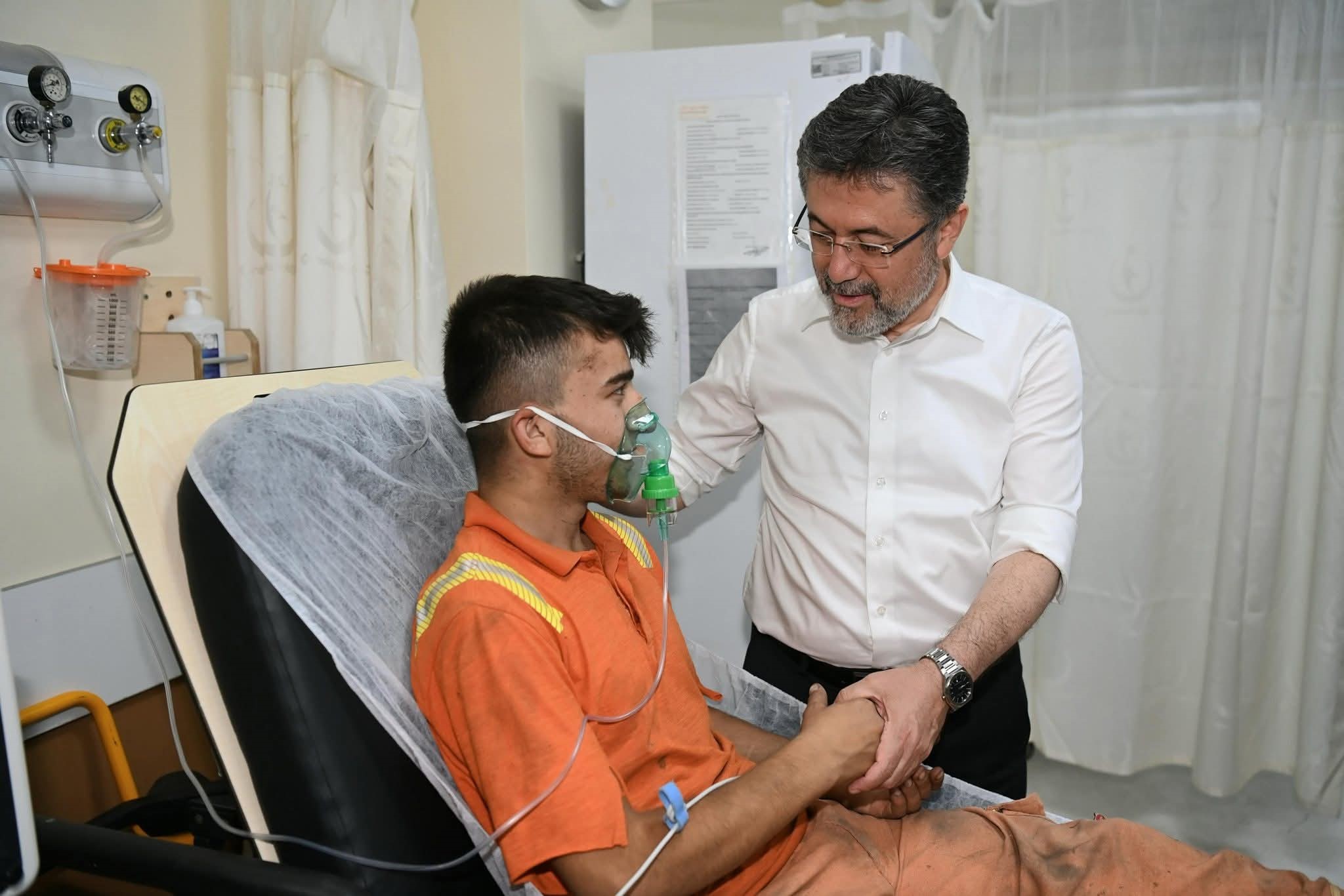 Bakan Yumaklı, yangın mağdurlarını hastanede ziyaret etti