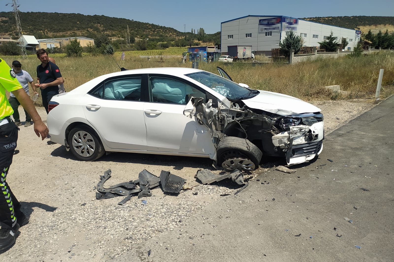 Radar aracına çarptı: 1’i polis 2 yaralı