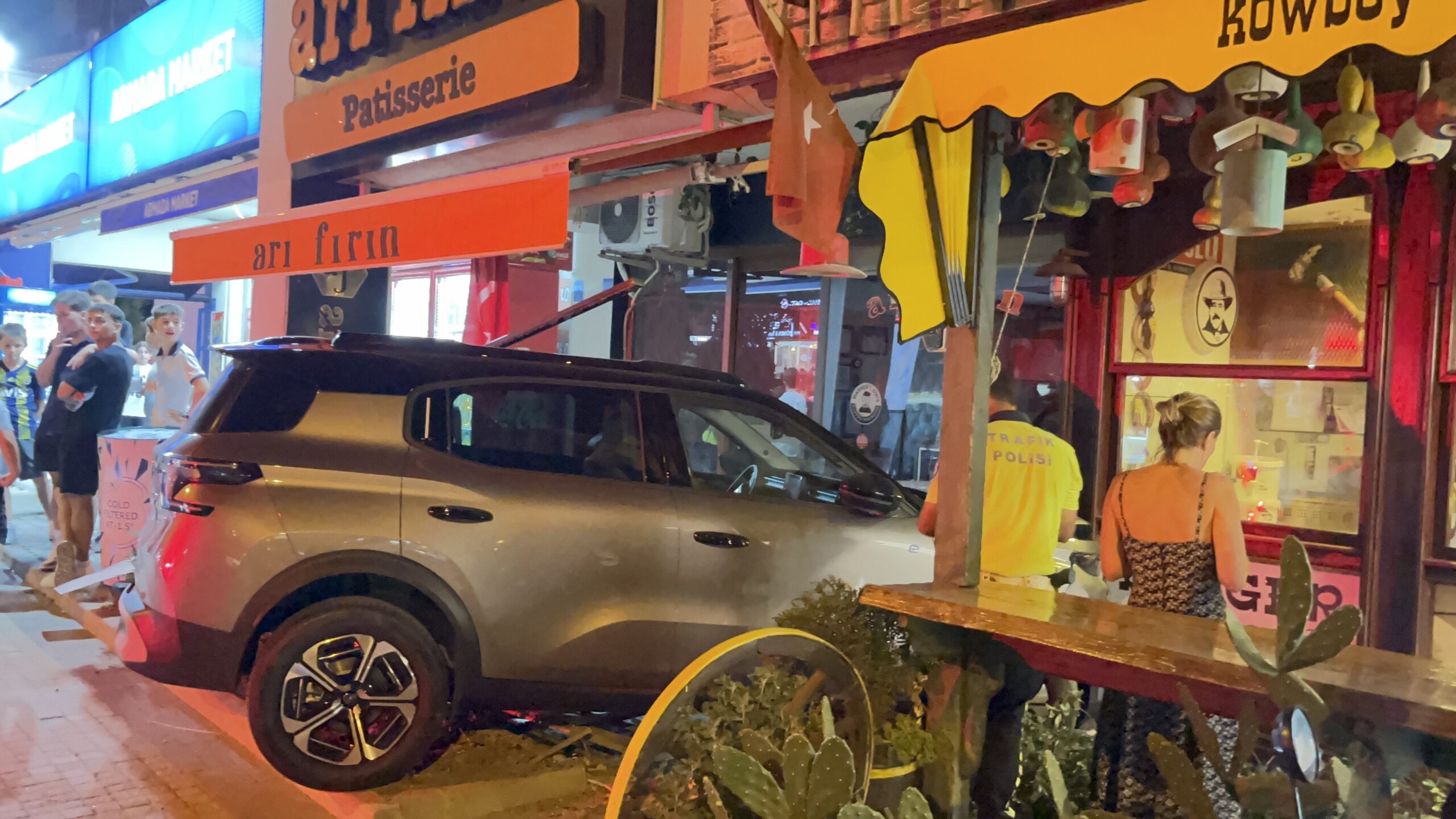 Fren diye gaza basıp pastaneye daldı!