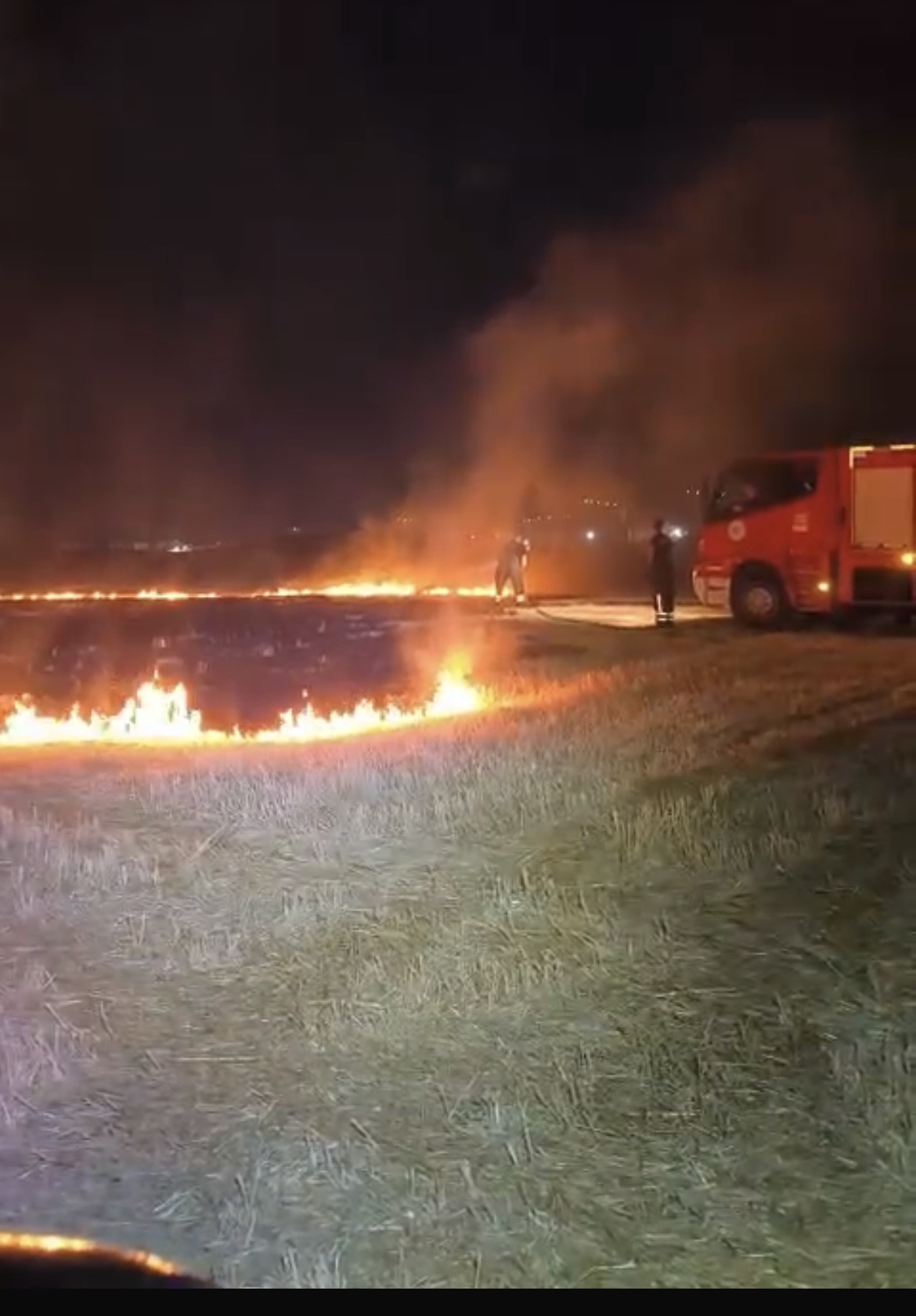 Anız tarlasındaki yangın gökyüzünü aydınlattı