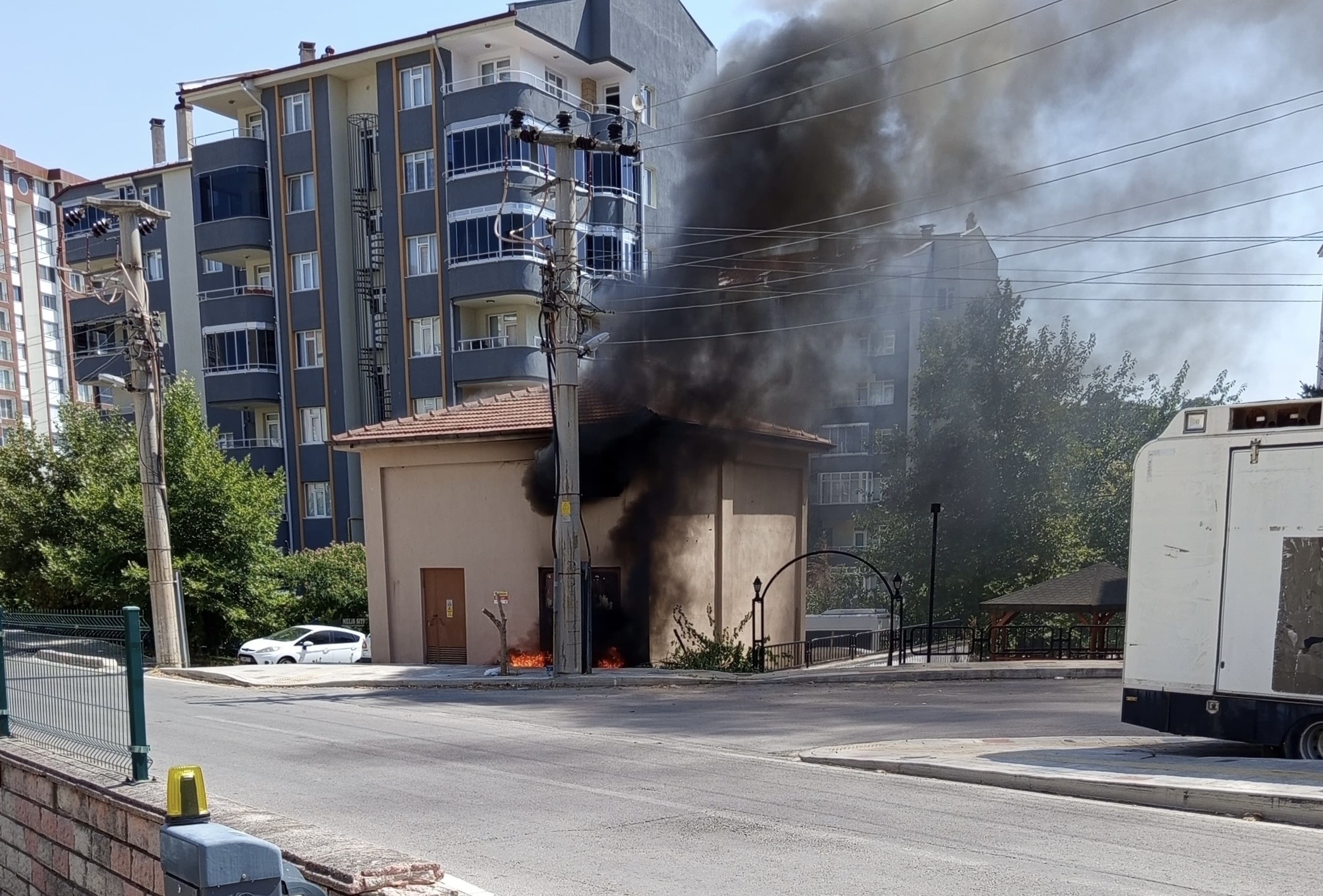 Faciaya yine kılpayı: Bu kez de TREDAŞ’ın trafo binası yandı