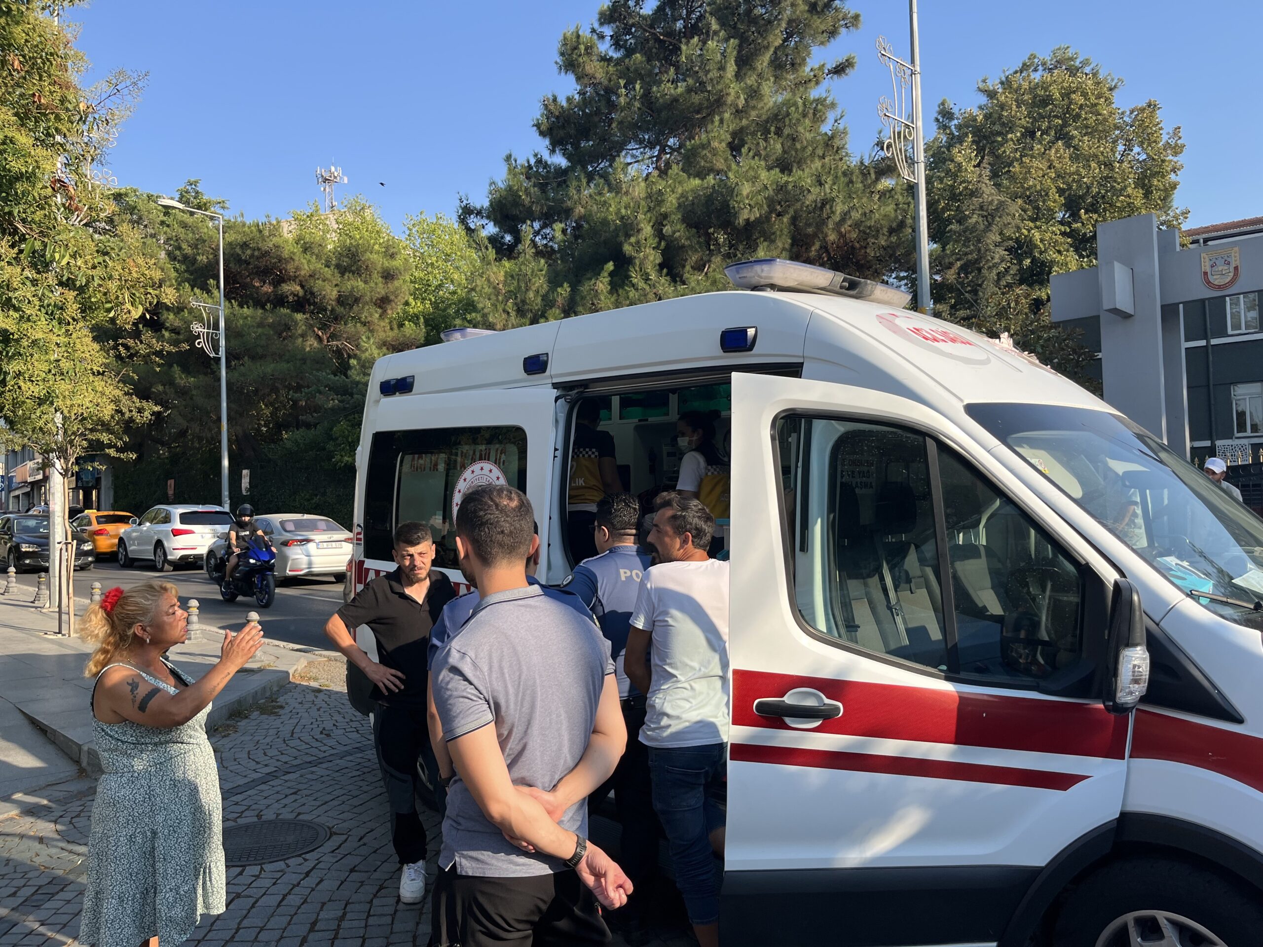 Laf attı, bıçakladı ve kaçtı