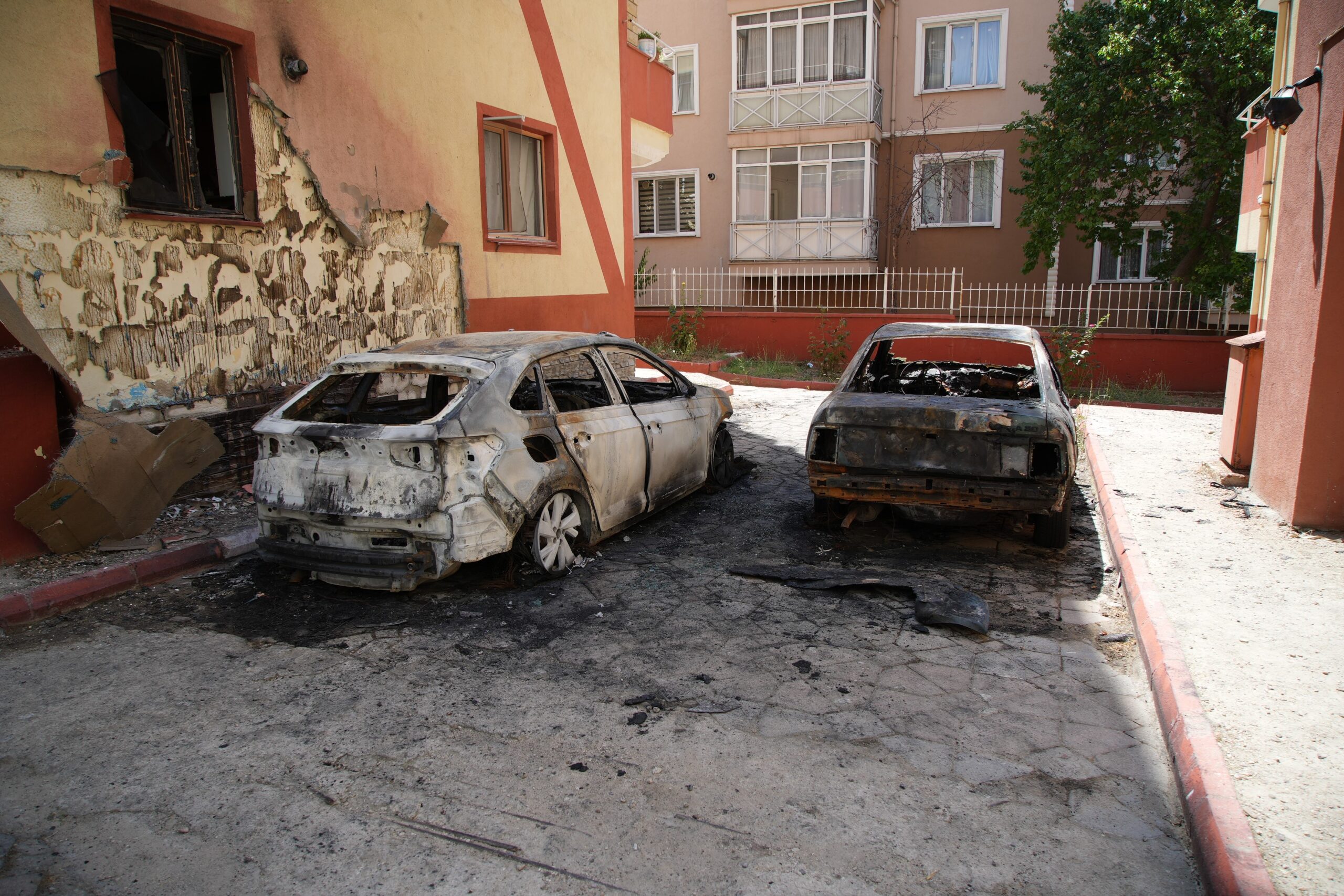 Otomobiller yandı, apartman sakinleri son anda kurtuldu