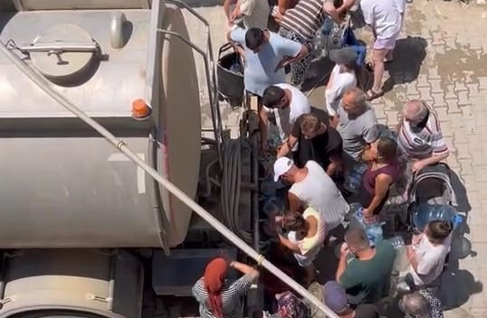 Kriz büyüyor! Tanker önünde su izdihamı!