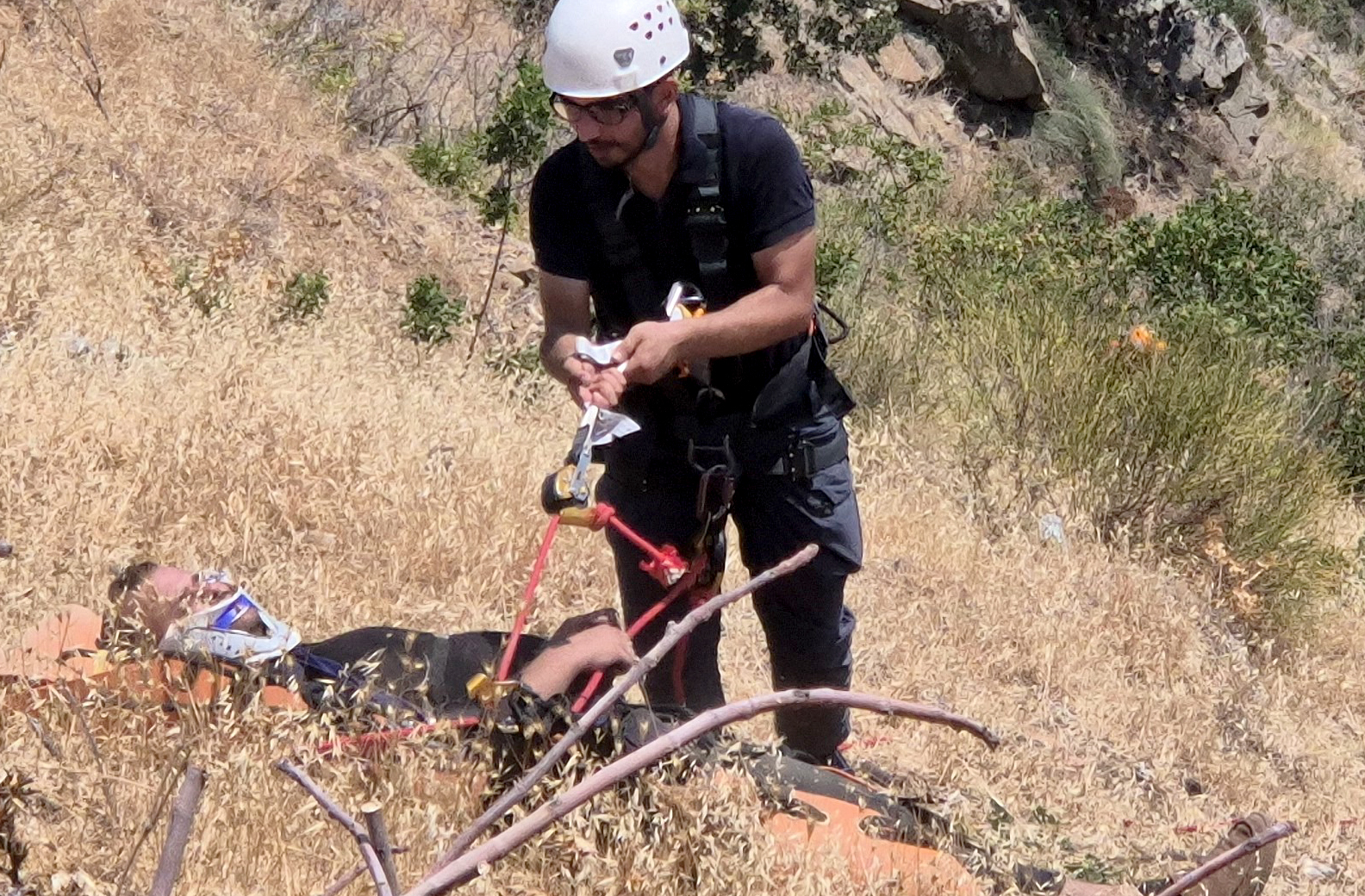 Uçurumdan düşen genç ölümden döndü