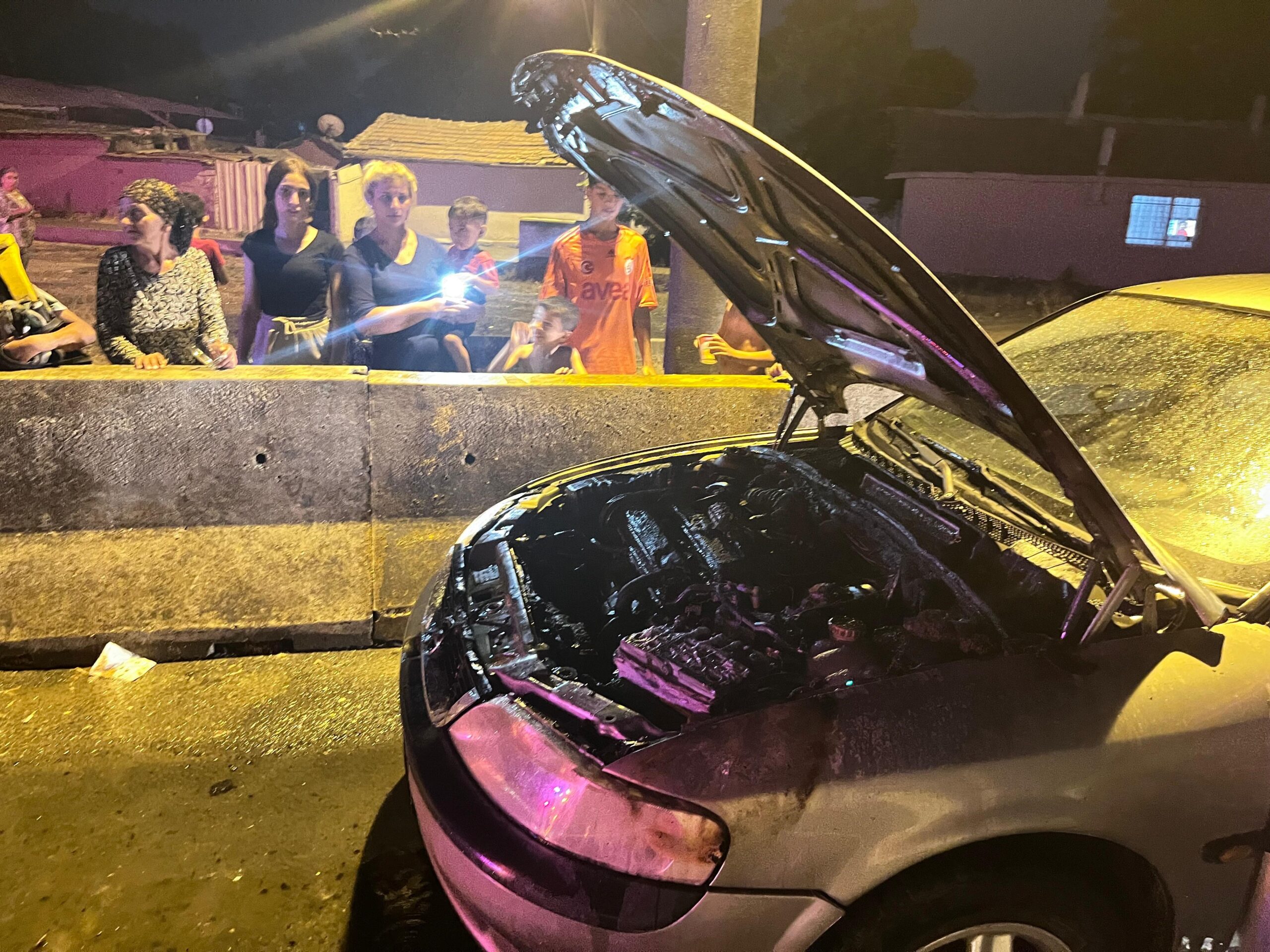 Seyir halindeyken aracı yanmaya başladı