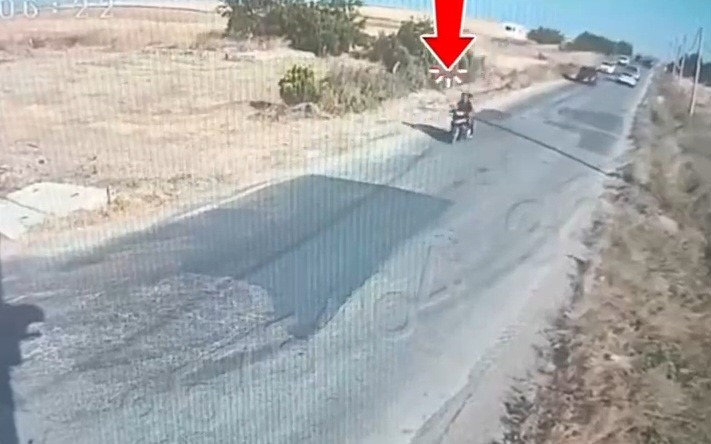 Denize giren kişinin motosikletini çalıp sattı