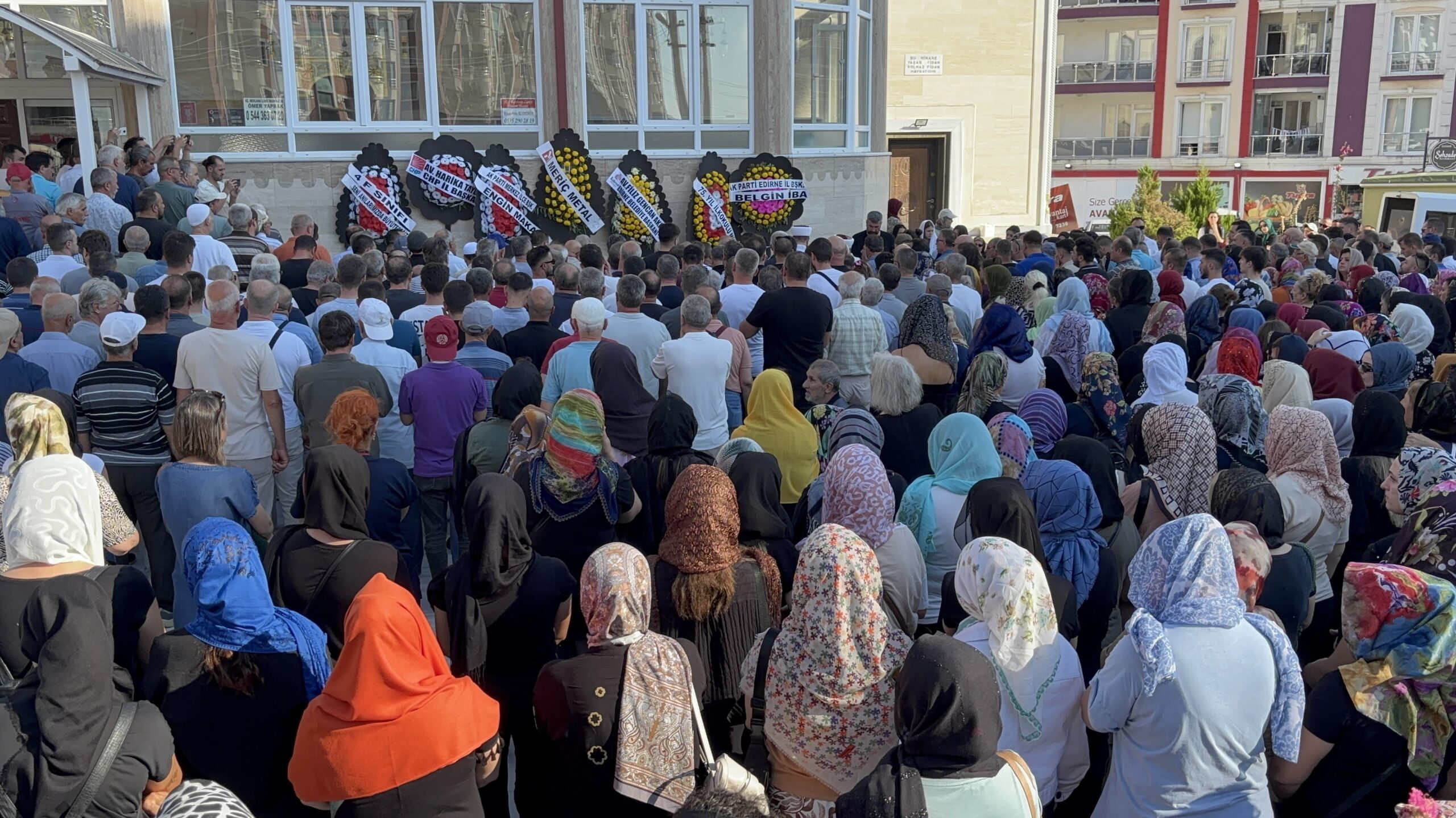 Boğularak öldürülen kadın ve oğlu toprağa verildi