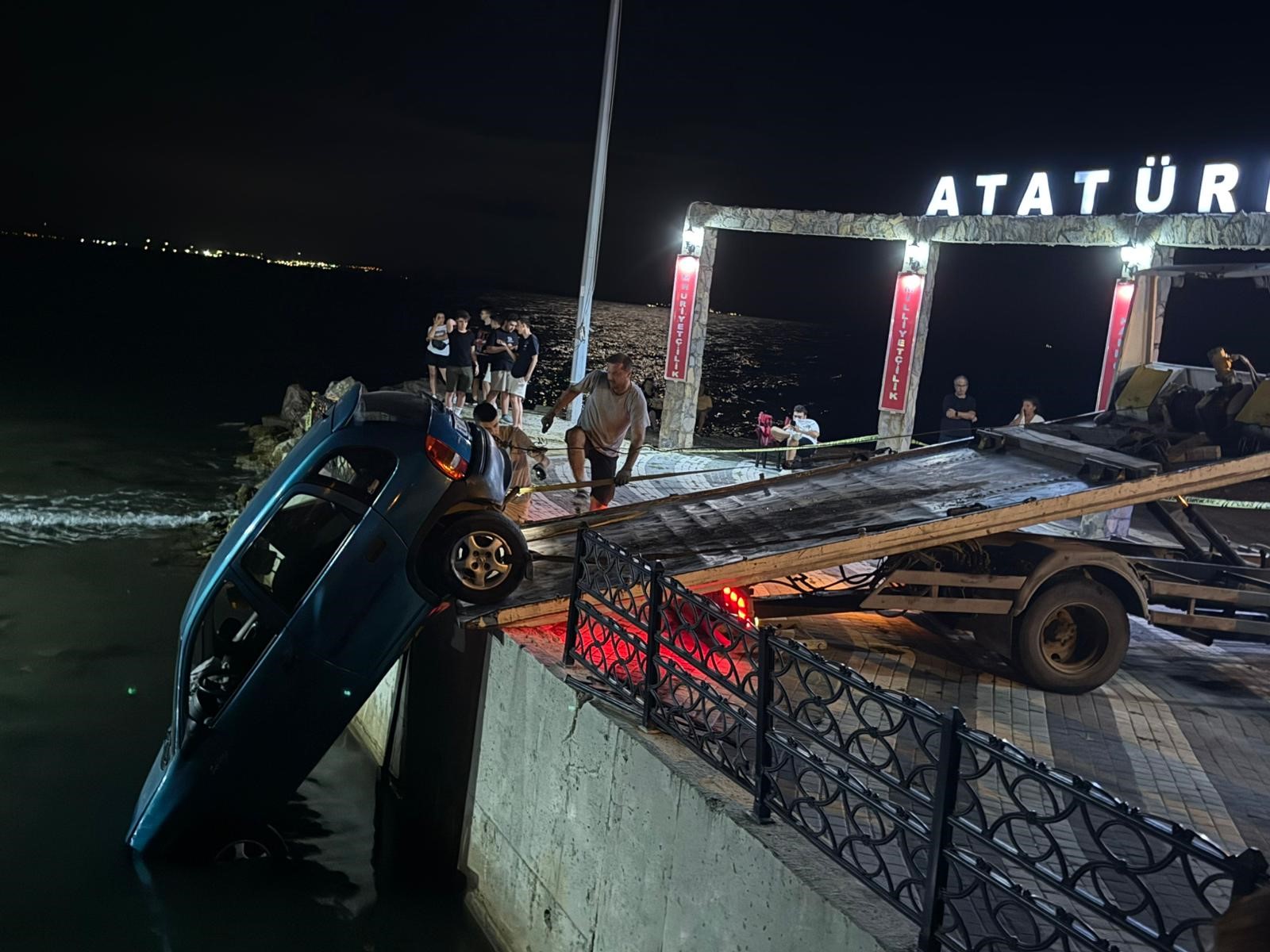 Otomobil su kanalında asılı kaldı