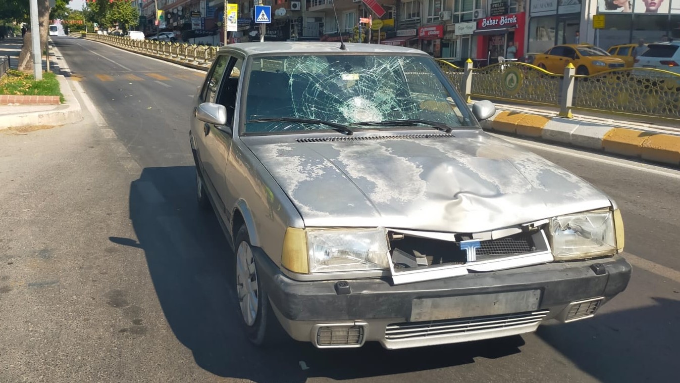 Yaya geçidinde yürüyen yaşlı adama çarpıp öldürdü