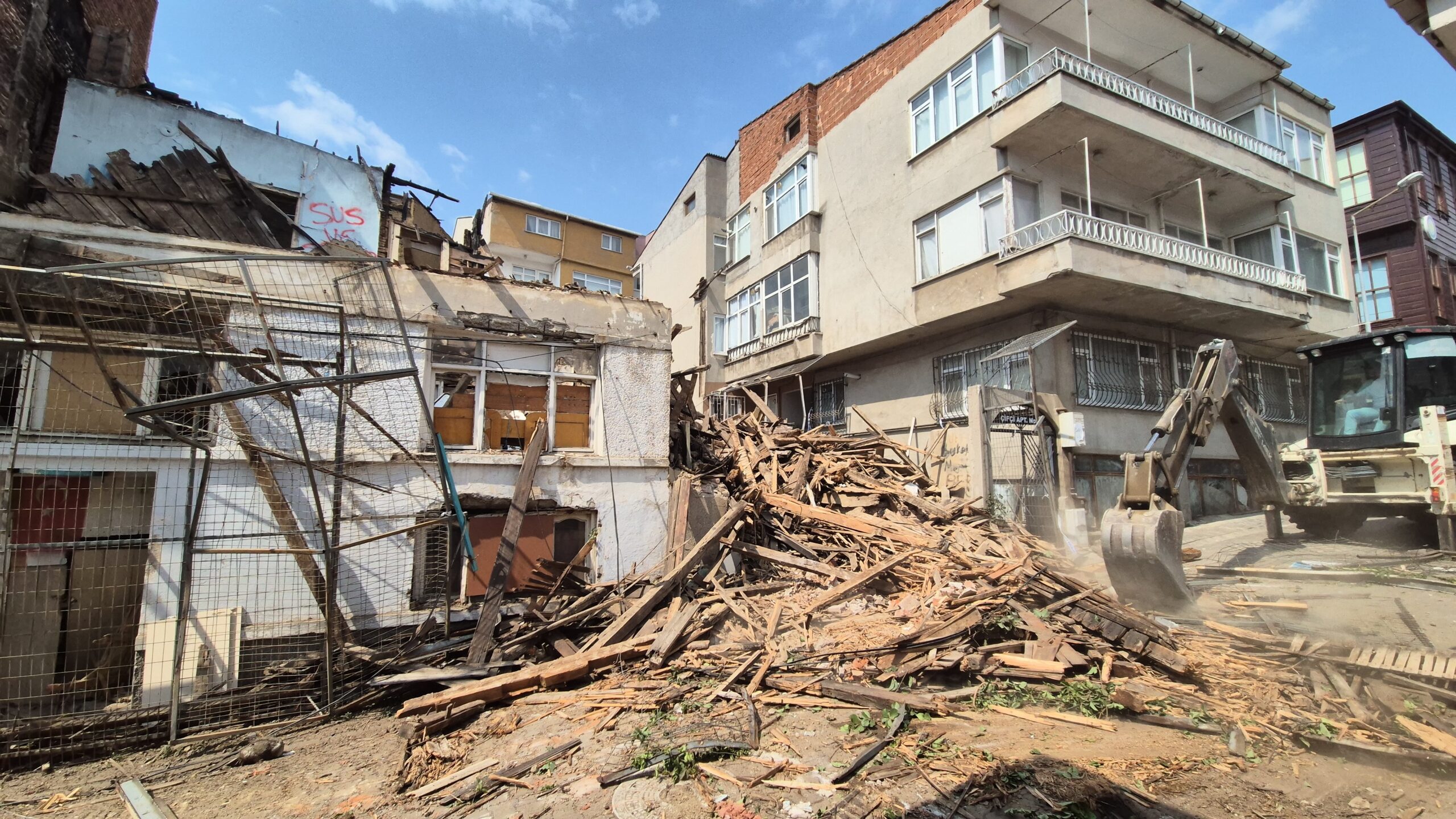 Çökmek üzere olan binayı ekipler yıktı