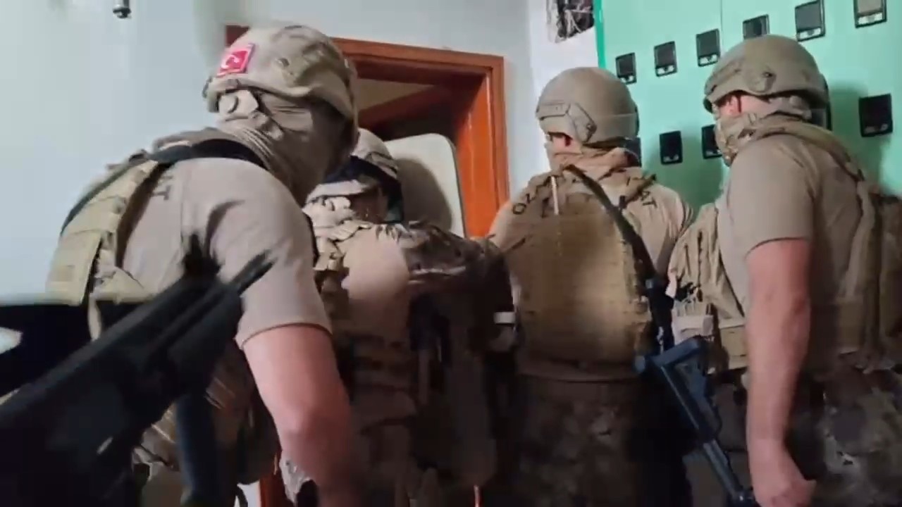 Zehir tacirlerine şafak baskını: 3 kişi tutuklandı