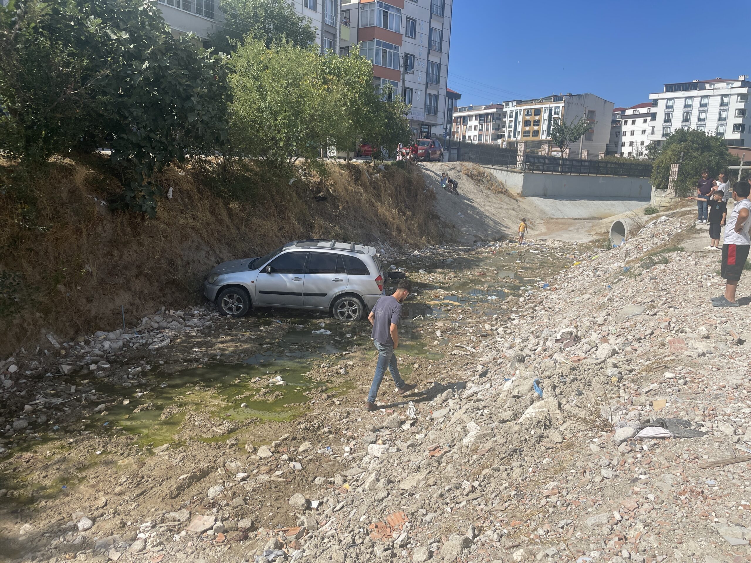 Haylaz çocuklar otomobili dereye uçurdu!