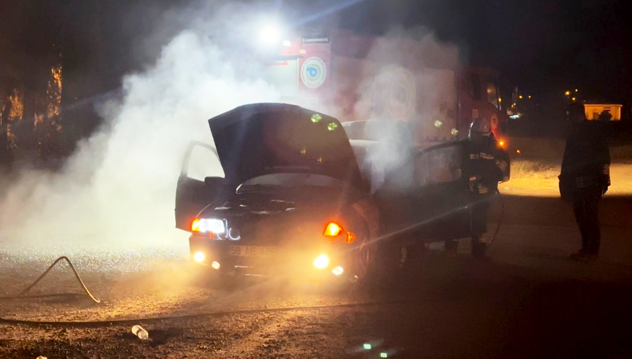 Park halindeki otomobil alev alev yandı