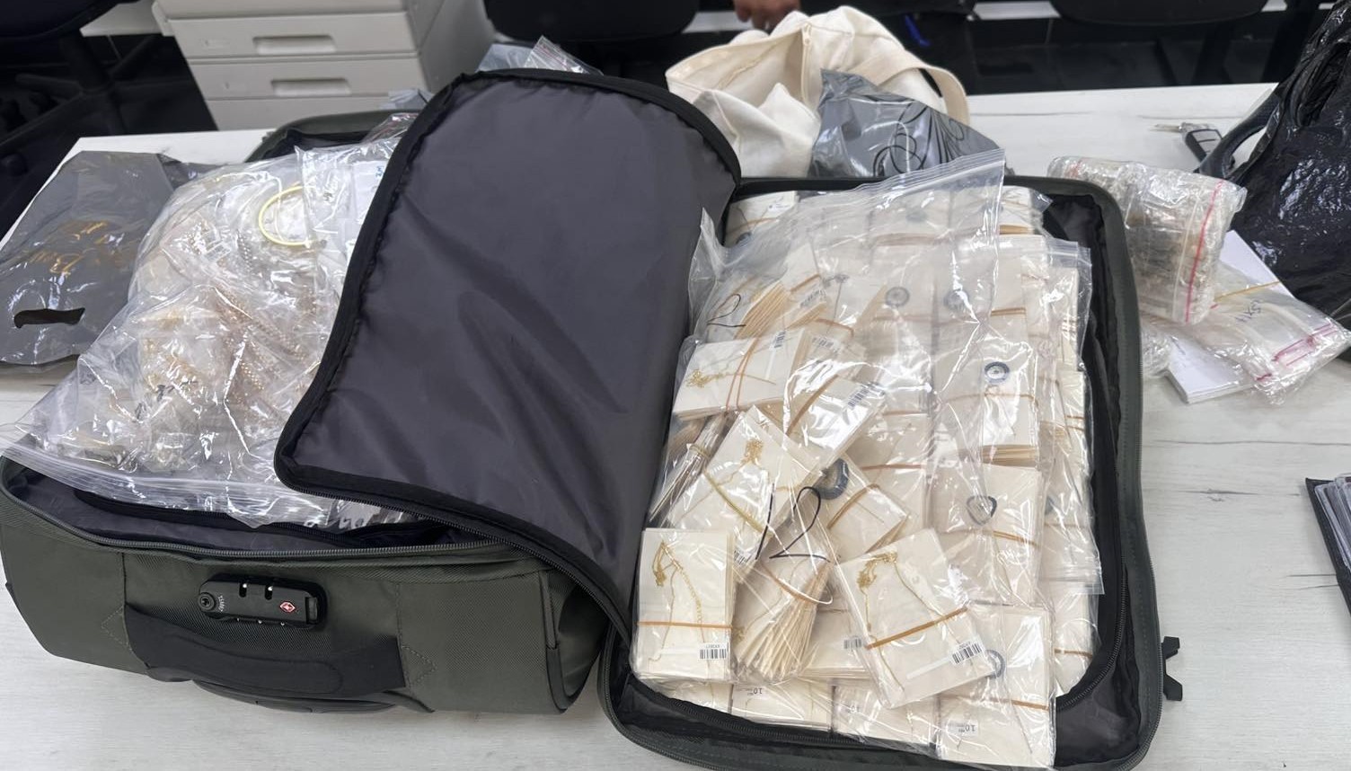 Gümrükte kaçak takı ele geçirildi