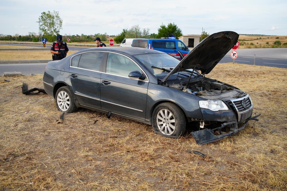 Refüje çıkan otomobilde 5 yaralı
