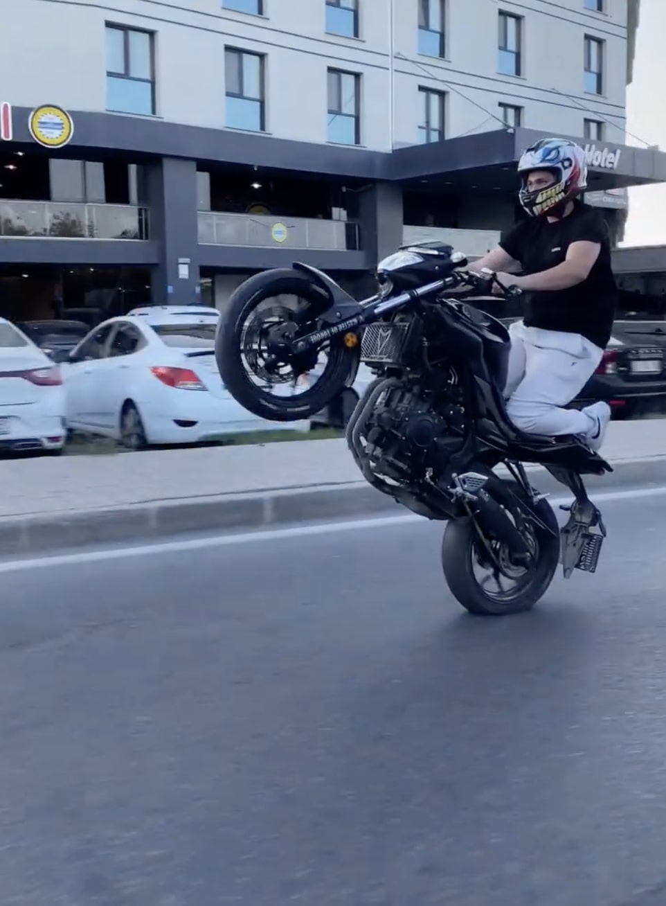 Motosikletli şov pahalıya patladı!